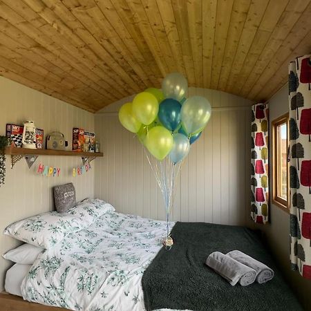 Shepherds Hut At Cedar Gables Lamberhurst 外观 照片