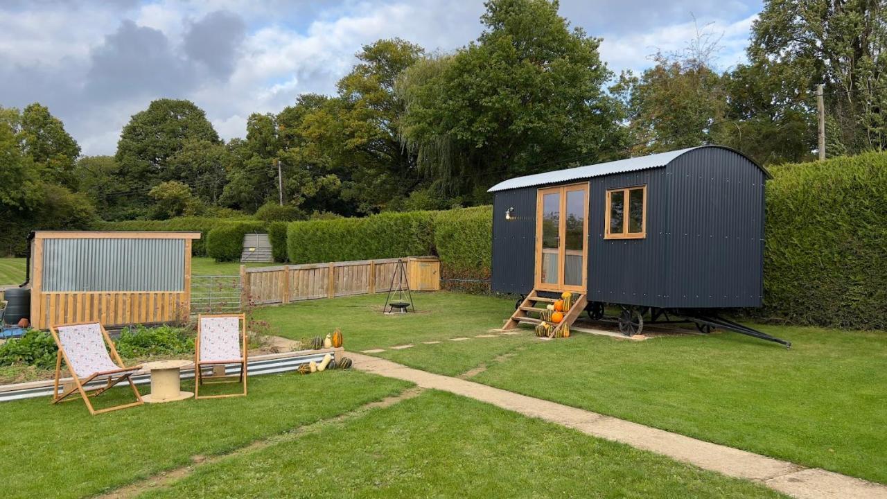 Shepherds Hut At Cedar Gables Lamberhurst 外观 照片